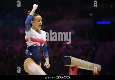 Liverpool, Großbritannien. 01.. November 2022. Gymnastik: Weltmeisterschaften, Frauen, Team rundum, Finale. Georgia-Mae Fenton aus Großbritannien reagiert nach ihrer Routine auf den Balancebalken. Quelle: Marijan Murat/dpa/Alamy Live News Stockfoto