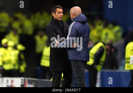 Rangers-Manager Giovanni van Bronckhorst (links) und Ajax-Cheftrainer Alfred Schreuder nach dem finalen Pfeifen im UEFA Champions League-A-Spiel im Ibrox Stadium, Glasgow. Bilddatum: Dienstag, 1. November 2022. Stockfoto