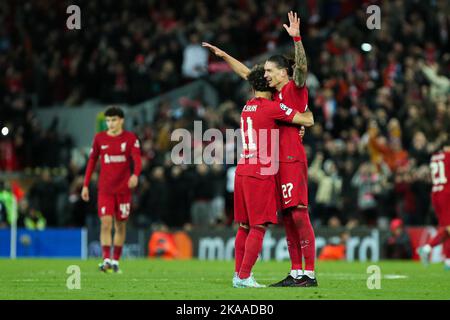 Liverpool, Großbritannien. 01.. November 2022. Darwin Nunez und Mohamed Salah vom FC Liverpool feiern Liverpools zweites Tor während des UEFA Champions League-Spiels zwischen Liverpool und Neapel am 1. November 2022 in Anfield, Liverpool, England. Foto von Ben Wright. Nur zur redaktionellen Verwendung, Lizenz für kommerzielle Nutzung erforderlich. Keine Verwendung bei Wetten, Spielen oder Veröffentlichungen einzelner Clubs/Vereine/Spieler. Kredit: UK Sports Pics Ltd/Alamy Live Nachrichten Stockfoto