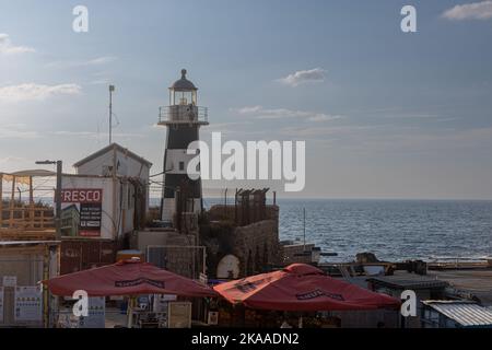 Acre, Israel - 01. November 2022, Sonnenuntergang Blick auf den Leuchtturm, in der Altstadt von Akko, Israel Stockfoto