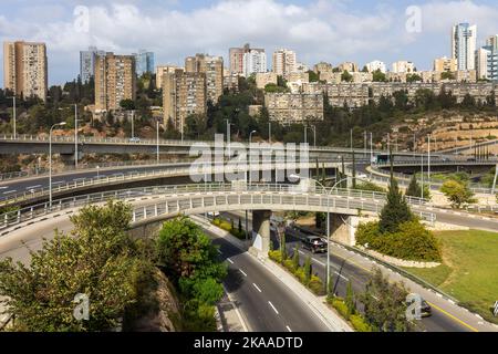 HAIFA, ISRAEL - 29. September 2022: Autobahnkreuz mit Verkehr auf mehreren Ebenen, Luftbild. Stockfoto