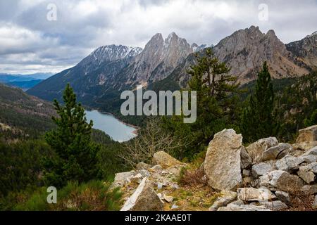 Els Encantats floss in Estany de Sant Maurici in Espot in Spanien Stockfoto