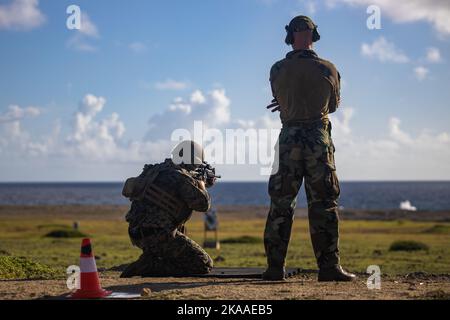 Ein niederländischer Marine mit Marine-Geschwader Carib, Netherlands Marine Corps, evaluiert während der Übung Tres Kolos in Savaneta, Aruba, 21. Oktober 2022 ein US-Marine mit 2D Aufklärungsbataillon, 2D Marine Division. Diese Übung fördert Partnerschaften, teilt Wissen und verbessert die Interoperabilität zwischen den Kräften, um unsere gemeinsame Verteidigung zu stärken, Stabilität zu fördern und Bedrohungen zu besiegen. (USA Marine Corps Foto von Lance CPL. Deja Thomas) Stockfoto