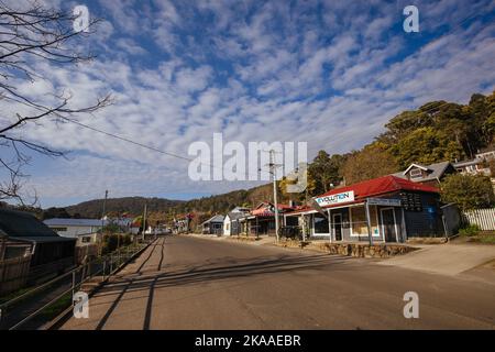 DERBY, AUSTRALIEN - 22. SEPTEMBER 2022: Legendäre Bergbauarchitektur in der ländlichen Stadt Derby an einem kalten Frühlingsmorgen in Tasmanien, Australien Stockfoto