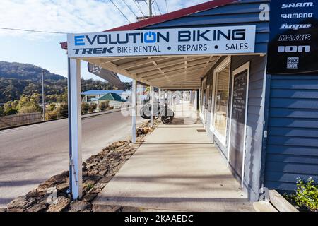 DERBY, AUSTRALIEN - 22. SEPTEMBER 2022: Legendäre Bergbauarchitektur in der ländlichen Stadt Derby an einem kalten Frühlingsmorgen in Tasmanien, Australien Stockfoto