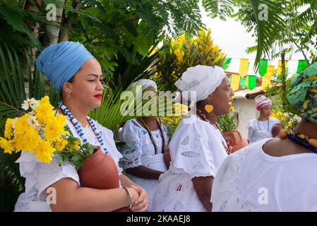 Saubara, Bahia, Brasilien - 12. Juni 2022: Candomble-Mitglieder versammelten sich in traditioneller Kleidung zum religiösen Fest im Bezirk Bom Jesus dos Pobres, Stockfoto