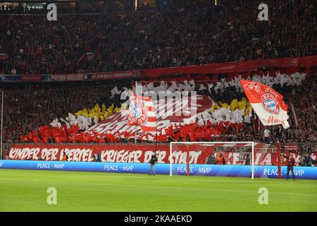 München, Deutschland. 01. Nov, 2022. firo : 1.. November 2022, Fußball, Fußball, Champions League, Saison 2022/2023, 6. Gruppenspiel FC Bayern München - Inter Mailand, Fans, Schal, Fahnen, choreo, Einleger, allgemein, Feature, FC Bayern München, Bayern, München, FCB, Quelle: dpa/Alamy Live News Stockfoto