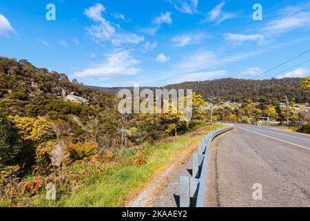 DERBY, AUSTRALIEN - 23. SEPTEMBER 2022: Aborigine-Fischmalerei auf Felsen und umliegende Landschaft in der ländlichen Stadt Derby an einem kalten Frühlingsmorgen Stockfoto