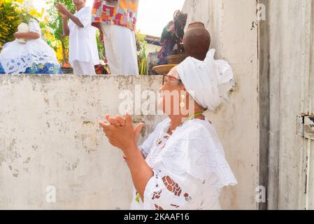 Saubara, Bahia, Brasilien - 12. Juni 2022: Candomble-Mitglieder versammelten sich in traditioneller Kleidung zum religiösen Fest im Bezirk Bom Jesus dos Pobres, Stockfoto