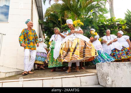 Saubara, Bahia, Brasilien - 12. Juni 2022: Candomble-Mitglieder versammelten sich in traditioneller Kleidung zum religiösen Fest im Bezirk Bom Jesus dos Pobres, Stockfoto