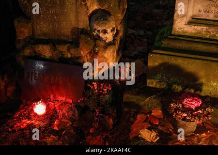 Warschau, Polen. 01.. November 2022. Ein Schädel wird als Fragment eines alten Grabes am Allerheiligen-Tag auf dem Pow?zki Friedhof gesehen. Allerheiligen/Allerseelen (oder Dzie? Zaduszny auf Polnisch) ist ein Feiertag und eine Gelegenheit, an die Toten zu erinnern. An diesem Tag bringen Menschen Blumen und Kerzen auf Friedhofs. In der Dunkelheit ist der Friedhof voller Lichter. Der POW?zki Friedhof (oder Old Pow?zki) ist eine historische Nekropole in Warschau. Es ist der berühmteste Friedhof der Stadt und einer der ältesten. Kredit: SOPA Images Limited/Alamy Live Nachrichten Stockfoto