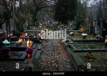 Warschau, Polen. 01.. November 2022. Brennende Kerzen bedecken die Gräber am Allerheiligen-Tag auf dem Pow?zki Friedhof. Allerheiligen/Allerseelen (oder Dzie? Zaduszny auf Polnisch) ist ein Feiertag und eine Gelegenheit, an die Toten zu erinnern. An diesem Tag bringen Menschen Blumen und Kerzen auf Friedhofs. In der Dunkelheit ist der Friedhof voller Lichter. Der POW?zki Friedhof (oder Old Pow?zki) ist eine historische Nekropole in Warschau. Es ist der berühmteste Friedhof der Stadt und einer der ältesten. Kredit: SOPA Images Limited/Alamy Live Nachrichten Stockfoto