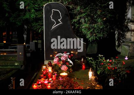 Warschau, Polen. 01.. November 2022. Frederic Chopins Familiengrab wurde am Allerheiligen-Tag auf dem Pow?zki Friedhof mit Kerzen angezündet. Allerheiligen/Allerseelen (oder Dzie? Zaduszny auf Polnisch) ist ein Feiertag und eine Gelegenheit, an die Toten zu erinnern. An diesem Tag bringen Menschen Blumen und Kerzen auf Friedhofs. In der Dunkelheit ist der Friedhof voller Lichter. Der POW?zki Friedhof (oder Old Pow?zki) ist eine historische Nekropole in Warschau. Es ist der berühmteste Friedhof der Stadt und einer der ältesten. Kredit: SOPA Images Limited/Alamy Live Nachrichten Stockfoto