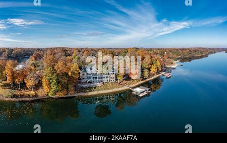 Hochauflösende Panorama-Luftaufnahme von Seehäusern, Bootsdocks und wunderschönen Herbstlaub auf dem Tims Ford Lake in Tennessee. Stockfoto