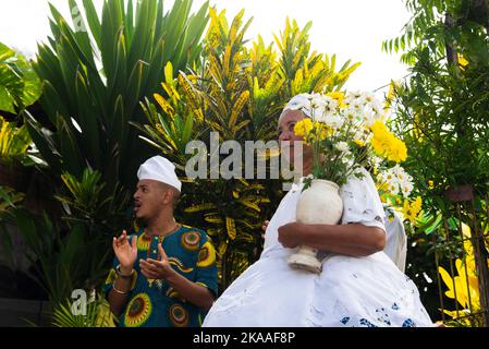 Saubara, Bahia, Brasilien - 12. Juni 2022: Candomble-Mitglieder versammelten sich in traditioneller Kleidung zum religiösen Fest im Bezirk Bom Jesus dos Pobres, Stockfoto