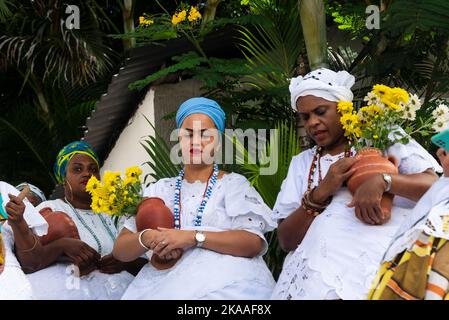 Saubara, Bahia, Brasilien - 12. Juni 2022: Candomble-Mitglieder versammelten sich in traditioneller Kleidung zum religiösen Fest im Bezirk Bom Jesus dos Pobres, Stockfoto