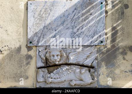 Venezianischer geflügelter Löwe und Beschilderung, 9 Cankarjevo nabrežje, Piran, Slowenien Stockfoto