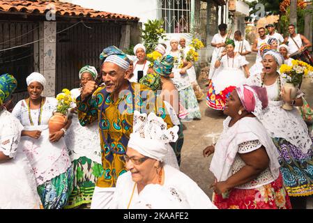 Saubara, Bahia, Brasilien - 12. Juni 2022: Candomble-Mitglieder tanzen und singen im religiösen Haus im Stadtteil Bom Jesus dos Pobre, Stadt Saubara. Stockfoto