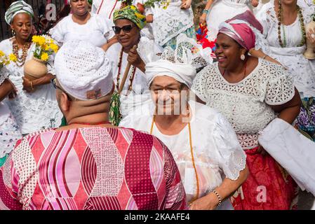 Saubara, Bahia, Brasilien - 12. Juni 2022: Candomble-Mitglieder tanzen und singen im religiösen Haus im Stadtteil Bom Jesus dos Pobre, Stadt Saubara. Stockfoto