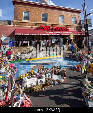Gedenkstätten und Ehrungen außerhalb von Cup Foods, dem Ort der Tötung von George Floyd im Jahr 2020 durch einen Polizisten in Südminneapolis, Minnesota. Stockfoto
