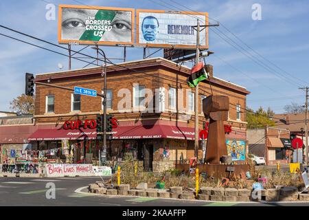 Denkmal und historischer Ort der Tötung von George Floyd im Jahr 2020 durch einen Polizisten vor dem Cup Foods-Lebensmittelgeschäft und dem Pfandgeschäft in South Minneapo Stockfoto