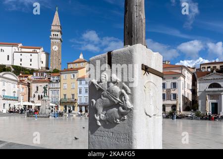 St. Georg und der Drache, Kirche St. Jurija, Uhrenturm, Tartini Central Square, Piran, Slowenien Stockfoto