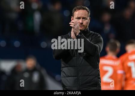 Richard O’Donnell Assistant Head Coach von Blackpool applaudiert den Fans am Ende des Sky Bet Championship-Spiels West Bromwich Albion gegen Blackpool im Hawthorns, West Bromwich, Großbritannien, 1.. November 2022 (Foto by Craig Thomas/News Images) Stockfoto