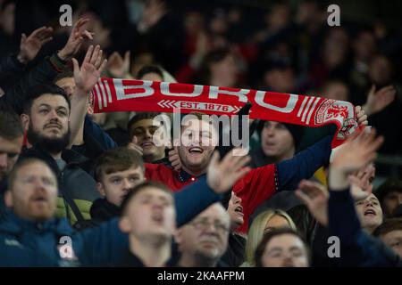 Middlesbrough-Fans feiern am Dienstag, den 1.. November 2022, einen 1-3-Sieg beim Sky Bet Championship-Spiel zwischen Hull City und Middlesbrough im KC Stadium, Kingston upon Hull. (Kredit: Trevor Wilkinson | MI Nachrichten) Kredit: MI Nachrichten & Sport /Alamy Live Nachrichten Stockfoto