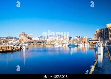 HOBART, TASMANIEN - 14. SEPTEMBER: Blick auf den Mt Wellington über das Constitution Dock und das CBD-Gebiet in Hobart, Tasmanien, Australien, am 14. 2022. September Stockfoto