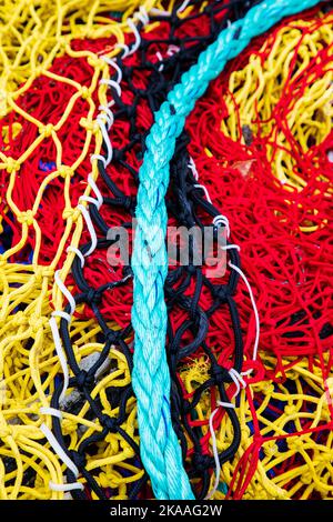 Bunte Seile und Takelage. Charter- und kommerzielle Fischerboote im Hafen, Kodiak, Alaska, USA. Stockfoto