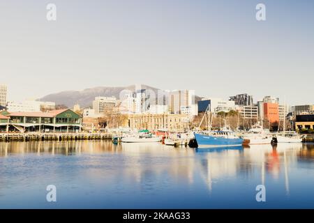 HOBART, TASMANIEN - 14. SEPTEMBER: Blick auf den Mt Wellington über das Constitution Dock und das CBD-Gebiet in Hobart, Tasmanien, Australien, am 14. 2022. September Stockfoto