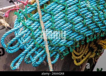 Bunte Seile und Takelage. Charter- und kommerzielle Fischerboote im Hafen, Kodiak, Alaska, USA. Stockfoto