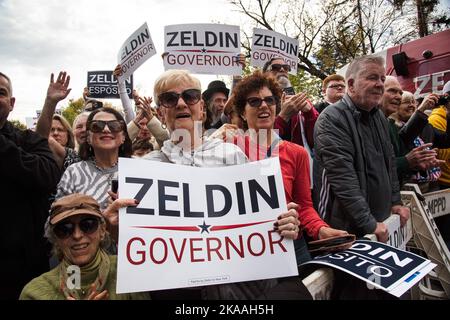 Pleasantville, New York, USA. 31. Oktober 2022. Unterstützer nehmen an einer Kundgebung im Bezirk Westchester für den Gouverneurskandidaten für den Staat New York, Lee Zeldin, vor den Zwischenwahlen am Dienstag Teil (Kreditbild: © Laura Brett/ZUMA Press Wire) Stockfoto