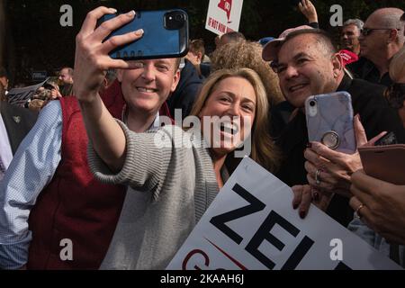 Pleasantville, New York, USA. 31. Oktober 2022. Der Gouverneurskandidat von NY Lee Zeldin zusammen mit der Laufgefährtin Alison Esposito nimmt ein Selfie mit Unterstützern auf. Als Zeldins Laufgefährtin wäre sie, wenn sie gewählt würde, die erste offen schwule Leutnant-Gouverneurin. (Bild: © Laura Brett/ZUMA Press Wire) Stockfoto