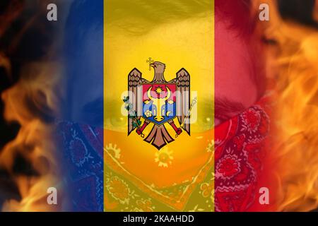 Unschärfe-Proteste in Moldawien. Moldawien Flagge gemalt auf Mann Gesicht Porträt Hintergrund. Kraft, Macht, Protest und Schlagkraft. Russland-Krieg. Weltkrise Stockfoto