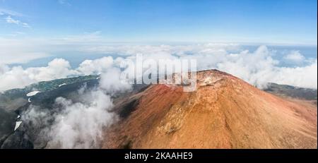 Luftpanorama des Vulkankrater Tyatya, Kunashir Island, Kuril Islands, Russland Stockfoto