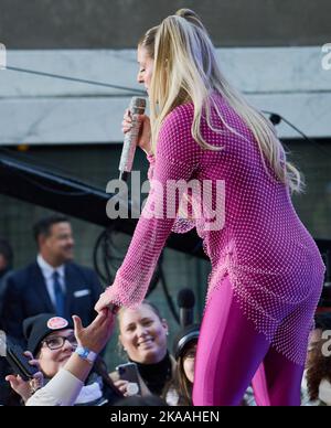 NEW YORK, NY, USA - 21. OKTOBER 2022: Meghan Trainor tritt auf der "Today" Show Concert Series von NBC auf der Rockefeller Plaza auf. Stockfoto