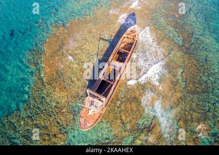 MS Demetrios II Frachtschiff wrackt auf den Korallenriffs zwischen den Meereswellen, Paphos, Zypern Stockfoto