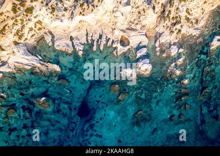 Weiße Felsen und Meereshöhlen Küstenpanorama von oben, in der Nähe von Paphos, Zypern Stockfoto