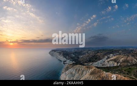 Sonnenuntergang in der Nähe von Kap Aspro Klippen Luftpanorama von Drohne, Limassol, Zypern Stockfoto