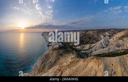 Sonnenuntergang in der Nähe von Kap Aspro Klippen Luftpanorama von Drohne, Limassol, Zypern Stockfoto