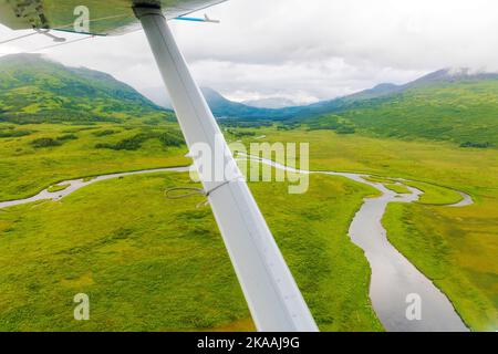 Luftaufnahme des entlegenen Flusses; Kodiak Island; de Havilland; Beaver; Wasserflugzeug; Alaska; USA Stockfoto