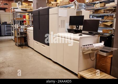 Hintergrundbild der Druckerei Werkstatt mit Fokus auf Industriemaschine, Kopierraum Stockfoto