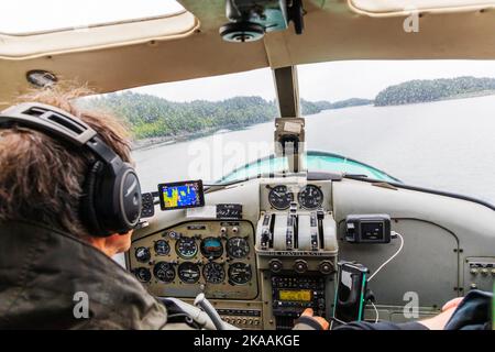 Bush Pilot & Guide Rolan Ruoss; Sea Hawk Air; Pilot seines de Havilland; Beaver; Wasserflugzeug; Kodiak Island; Alaska; USA Stockfoto