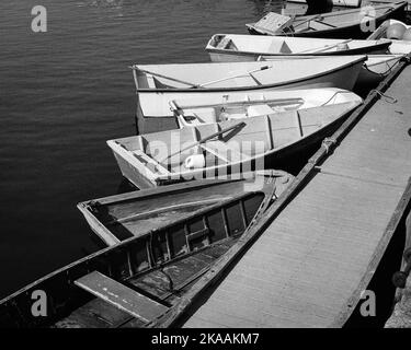 Eine Reihe von hölzernen Ruderbooten dockte im Hafen von Rockport, Massachusetts. Das Bild wurde auf analogem Schwarzweiß-Film aufgenommen. Stockfoto