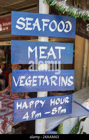 Restaurantschild im Fishing Village Crab Market Kep Kambodscha Stockfoto