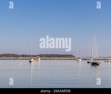 Friedliche Landschaft, bestehend aus Segelbooten auf Liegeplätzen in Sag Harbor, NY Stockfoto