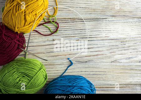 multi-colored threads for knitting, Selection of colorful woolen yarn. Yarn for knitting winter clothes with your own hands. High quality photo Stockfoto