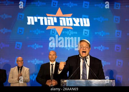 Jerusalem, Israel. 02.. November 2022. Der israelische Rechtsextreme Gesetzgeber und der Chef der Partei der "Jüdischen Macht", Itamar Ben-Gvir, gibt nach den Austrittsumfragen der israelischen Parlamentswahlen 2022, der fünften Parlamentswahl in nur dreieinhalb Jahren, eine Erklärung ab. Quelle: Ilia Yefimovich/dpa/Alamy Live News Stockfoto