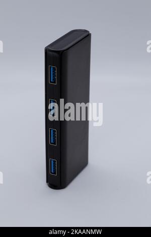Mehrere Anschlüsse für USB-Eingang, schwarze und kleine Objekte Stockfoto